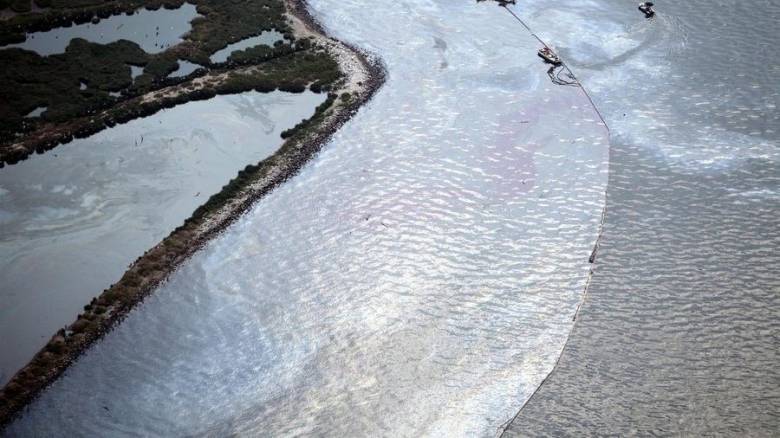 ΗΑΕ: Πετρελαιοκηλίδα στις ακτές του εμιράτου Ουμ Αλ-Κουαίν - Προέρχεται απο χτυπημένο τάνκερ