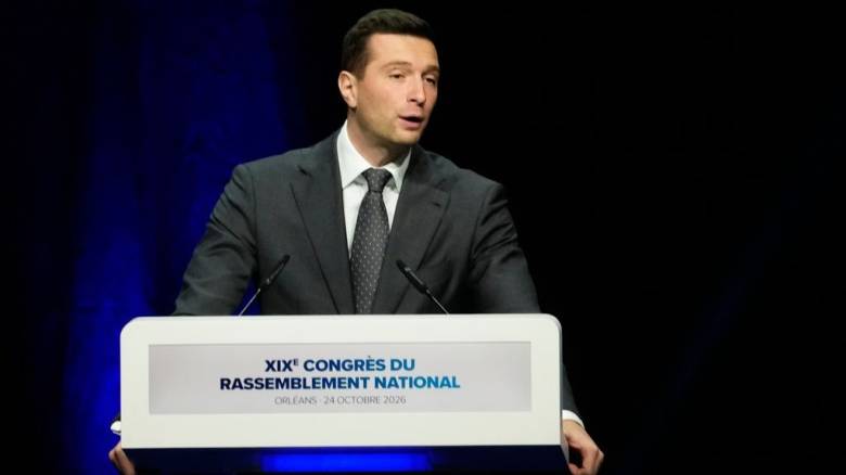 «Θα οδηγήσω τη Μαρίν Λεπέν στο Ελιζέ»: Επανεκλογή Μπαρντελά στην προεδρία του RN εν μέσω διαδηλώσεων