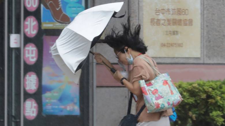 Ταϊβάν: Ένας νεκρός και πάνω από 500 τραυματίες από τον τυφώνα Τσάμπι - Χιλιάδες σπίτια χωρίς ρεύμα