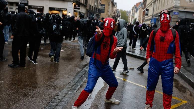 Spider-Man, σημαίες One Piece, αστυνομική βία: Όσα κατέγραψε ο φακός στις διαδηλώσεις της Γαλλίας