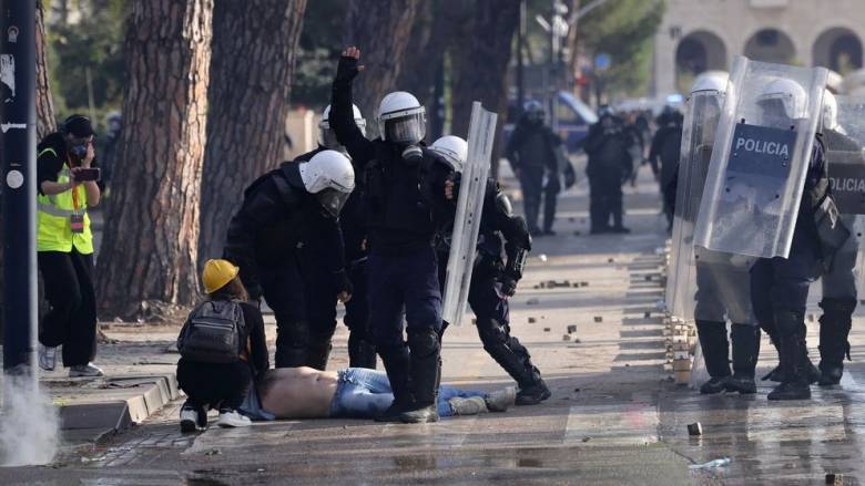 Χάος στην Αλβανία: Η Αστυνομία ρίχνει πλαστικές σφαίρες - Διαδηλωτές στο νοσοκομείο