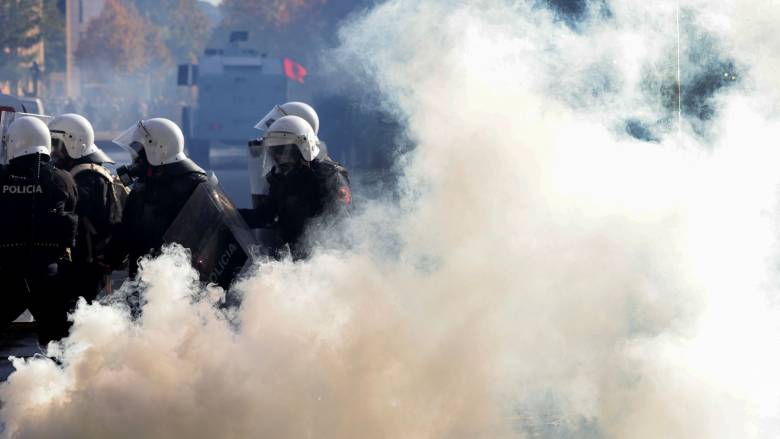 Στο «πόδι» η Ευρώπη: Δακρυγόνα στη Γαλλία, φωτιές στην Αλβανία - Χιλιάδες διαδηλωτές στην Ισπανία