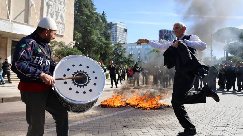 Αλβανία: Στις φλόγες οι καρέκλες... διαλόγου του Ράμα - Με χορούς και καμένους κάδους οι διαδηλώσεις