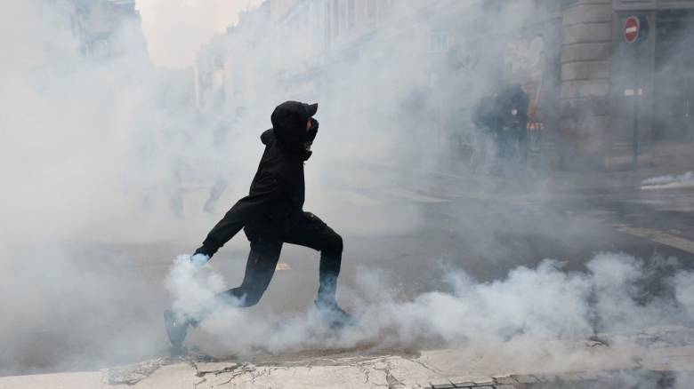 «Καζάνι που βράζει» η Γαλλία: Νέα επεισόδια με σχεδόν 1.000 προσαγωγές και δύο σοβαρά τραυματίες