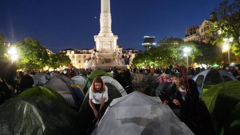 Πορτογαλία: Έφοδος αστυνομικών σε καταυλισμό διαμαρτυρίας στη Λισαβόνα