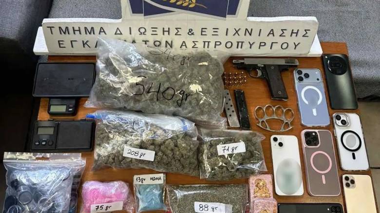 Δραπετσώνα: Τρεις συλλήψεις για διακίνηση ναρκωτικών- Ροζ κοκαΐνη, MDMA, σιδερογροθιά βρήκε η ΕΛ.ΑΣ.