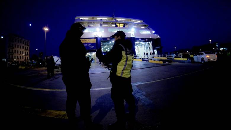 Πτώση οχήματος στο λιμάνι του Πειραιά - Ένας νεκρός, δύο εγκλωβισμένοι