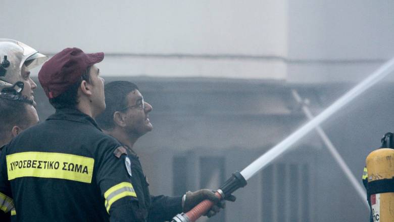 Κεραυνός χτύπησε σπίτι στην Πρέβεζα: Ξέσπασε φωτιά στη σοφίτα - Βίντεο από τις φλόγες
