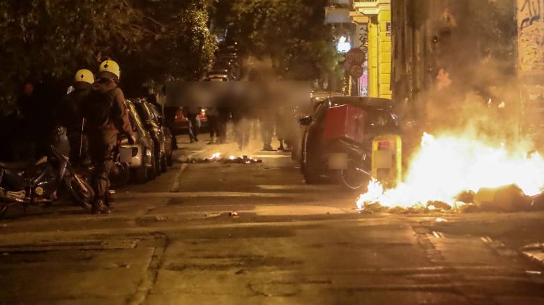 Επεισόδια στα Εξάρχεια τα ξημερώματα: Φωτιές σε κάδους, επίθεση με πέτρες σε πυροσβέστες-2 συλλήψεις