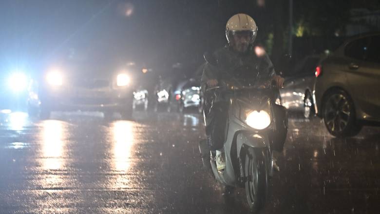 «Άνοιξαν οι ουρανοί» στην Αθήνα - Καταιγίδα και βροντές τραντάζουν το λεκανοπέδιο