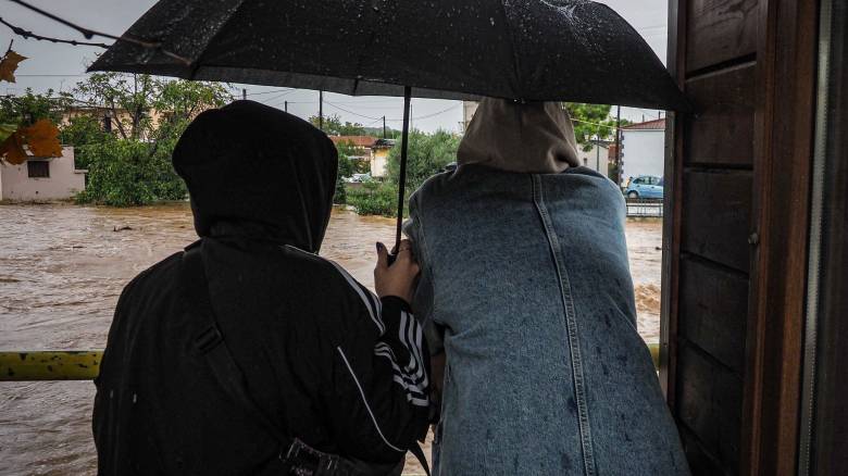 Η καταιγίδα «κατέβασε» τα καμένα στο Πόρτο Γερμενό - Φερτά υλικά στο δρόμο, λάσπη η θάλασσα