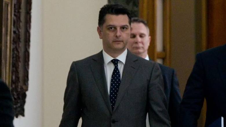 «Δεν αποτελεί υποχώρηση ή αποδοχή κατηγορίας» - Αποχώρησε από το Μαξίμου ο Μιχάλης Μπεκίρης