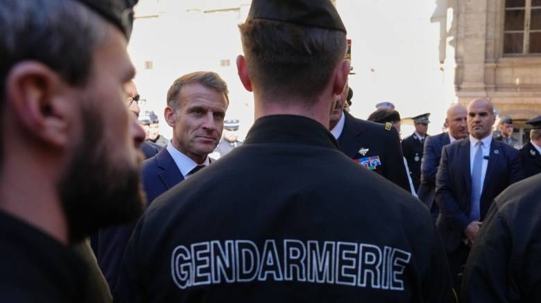 Παρέμβαση Μακρόν για τις διαδηλώσεις στη Γαλλία: «Δεν είναι φυσιολογικό η χώρα να είναι εν βρασμώ»