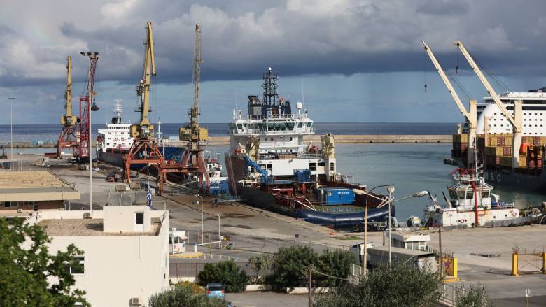 Στο λιμάνι του Ηρακλείου το πλοίο ABEILLE MARENGO για την ηλεκτρική διασύνδεση Κρήτης – Κύπρου