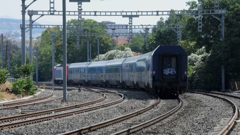 Βίντεο-ντοκουμέντο από Λάρισα: Τρένο περνά από σιδηροδρομική διάβαση με την μπάρα ανεβασμένη