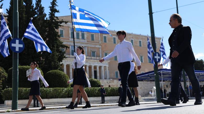 Ολοκληρώθηκε η μαθητική παρέλαση στην Αθήνα - Άνοιξε ο σταθμός του μετρό «Σύνταγμα»