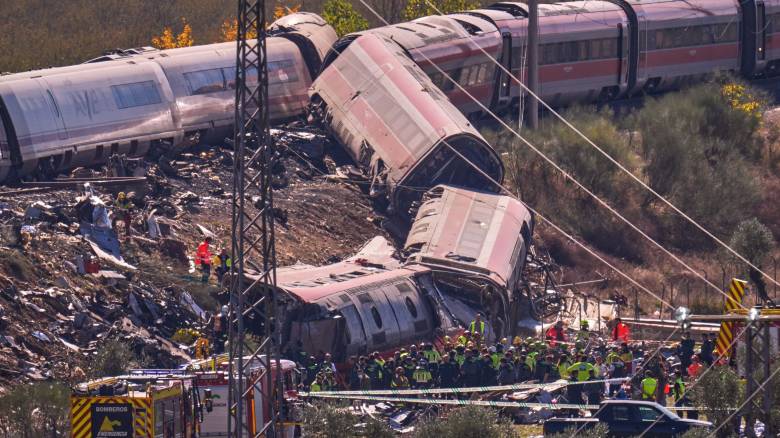 Τριήμερο εθνικό πένθος στην Ισπανία μετά το πολύνεκρο σιδηροδρομικό δυστύχημα