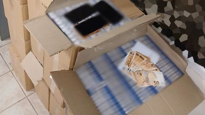 Με πάνω από 5.000 χιλιάδες λαθραία πακέτα τσιγάρα εντοπίστηκαν δύο άτομα τα διόδια Θηβών