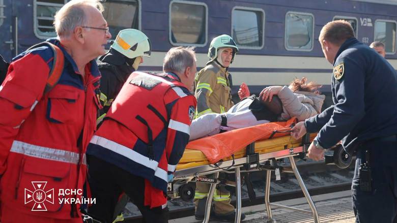 Ο Ζελένσκι χαρακτήρισε «φρικτή» τη ρωσική επίθεση σε σιδηροδρομικό σταθμό - Ζητά διεθνή δράση