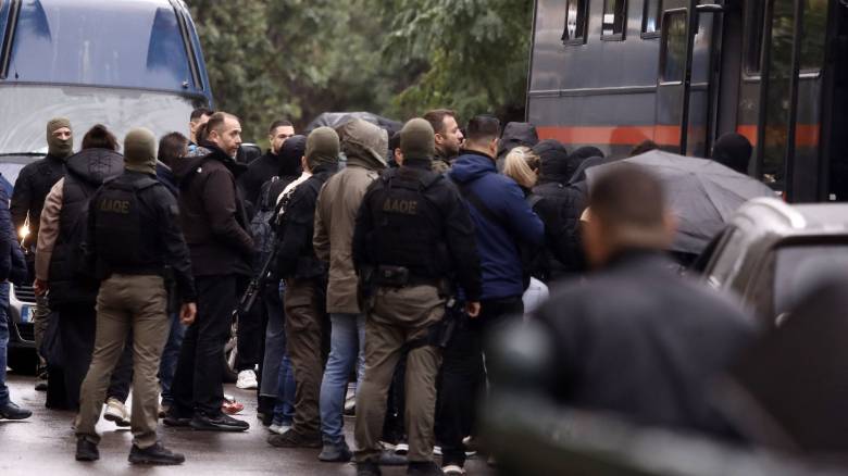 Υπόθεση «Χωριάτικο»: Στην Ευελπίδων οι πρώτοι 30 συλληφθέντες - Το απόγευμα η απολογία του ιδιοκτήτη