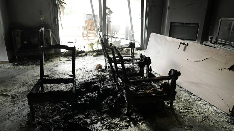 Γλυφάδα: Η στιγμή που ο αξιωματικός «μπουκάρει» στο σπίτι της πρώην του - Στάχτη διαμερίσματα και ΙΧ