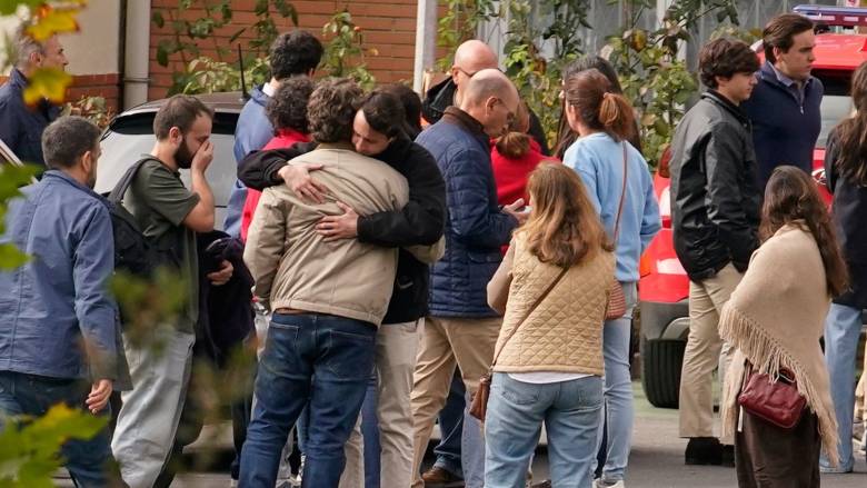 Ισπανία: Συγγενείς αγνοουμένων περιμένουν στο «σκοτάδι» - «Γιατί δεν μας λένε την αλήθεια;»