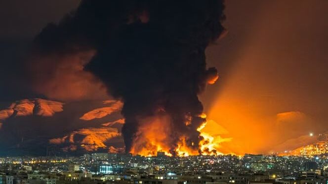 Ιράν: Αναφορές για αμερικανικό πλήγμα κατά των Φρουρών της Επανάστασης - Εκρήξεις κοντά στο Ορμούζ