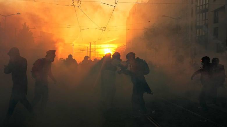 Επεισόδια στο Παρίσι μεταξύ διαδηλωτών και αστυνομίας - Διαμαρτυρίες για κόστος ζωής και εκπαίδευση