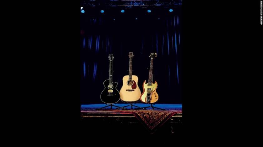 Τρεις κιθάρες, αξίας 30.000 δολαρίων έκαστη, θα παραδοθούν σε εκείνον τον φιλόμουσο που θέλει να πιάσει στα χέρια του χορδές με ιστορία.