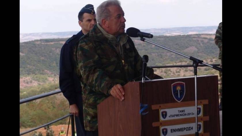 Στα χακί και ο κ. Αβραμόπουλος στον Έβρο