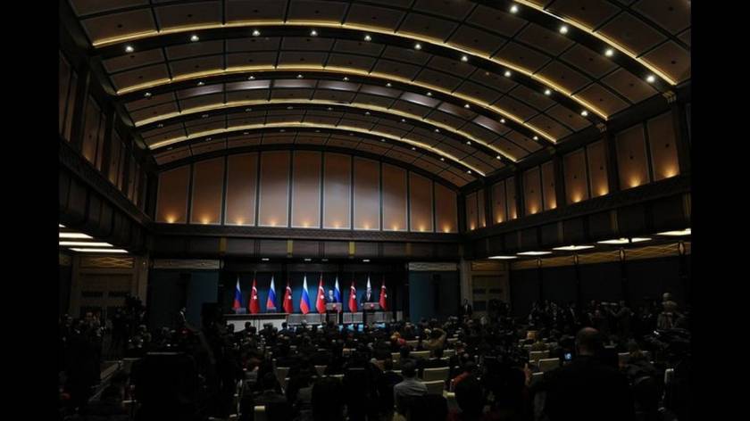 Ο Ερντογάν με τον Πούτιν στο συνεδριακό κέντρο που στεγάζεται στο Λευκό Παλάτι