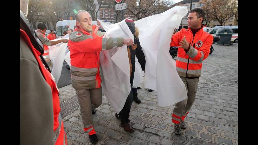 Ένοικοι της πολυκατοικίας μεταφέρονται στο πλησιέστερο νοσοκομείο