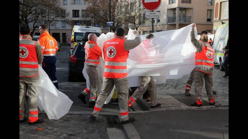 Ένοικοι της πολυκατοικίας μεταφέρονται στο πλησιέστερο νοσοκομείο