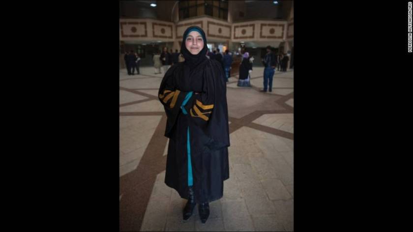 Η 18χρονη Nour θέλει να γίνει δικηγόρος όταν μεγαλώσει. "Θέλω η βία κατά των γυναικών να σταματήσει. Θέλω οι γυναίκες να έχουν τη δυνατότητα να παίρνουν αποφάσεις για τους εαυτούς του και για την κοινωνία χωρίς φόβο. Να μπορούν οι γυναίκες να γίνονται αυτ