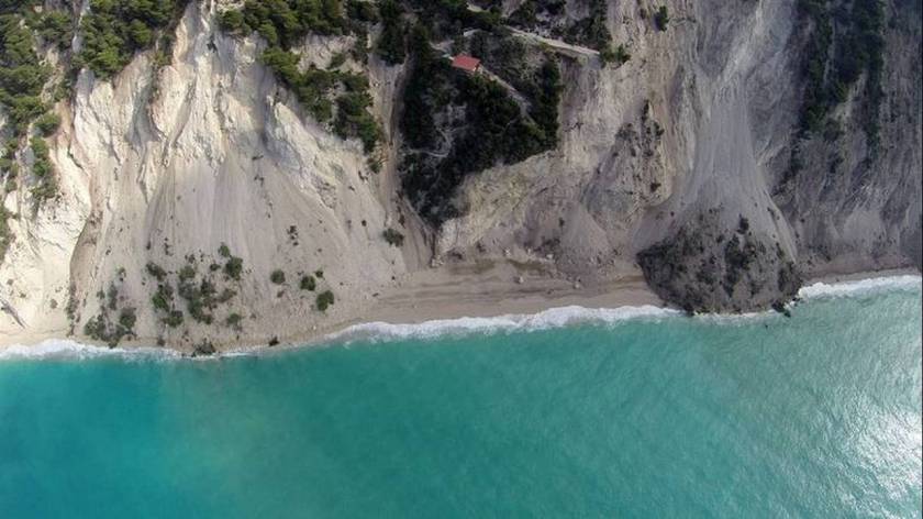 Λευκάδα. Είναι κορυφαίος προορισμός στην Ελλάδα για θαλάσσια σπορ, όπως γιώτινγκ, σέρφινγκ και καγιακ.