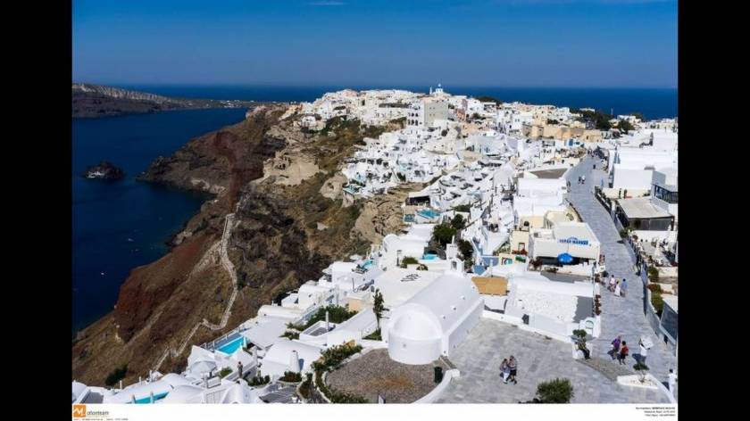 Σαντορίνη. Προσφέρει μοναδική θέα και παράγει κορυφαία κρασιά, ντομάτες και φάβα.