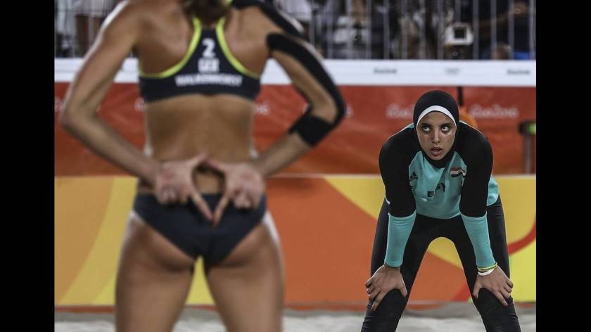 Μακριά από το συνηθισμένο η  ενδυμασία μουσουλμάνων αθλητριών του beach volley