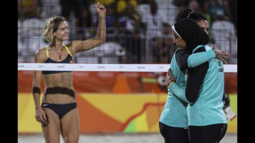 Μακριά από το συνηθισμένο η  ενδυμασία μουσουλμάνων αθλητριών του beach volley