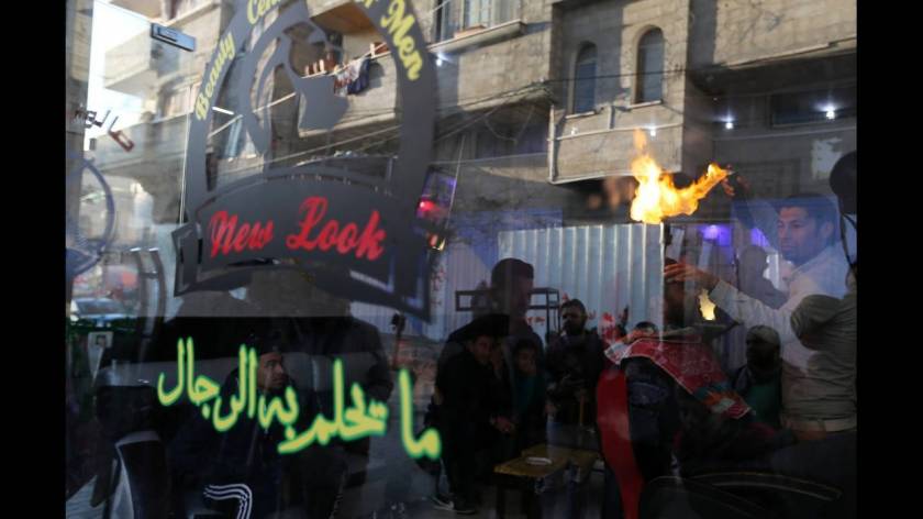 Ο κουρέας της Γάζας που βάζει φωτιά στα κεφάλια των πελατών του