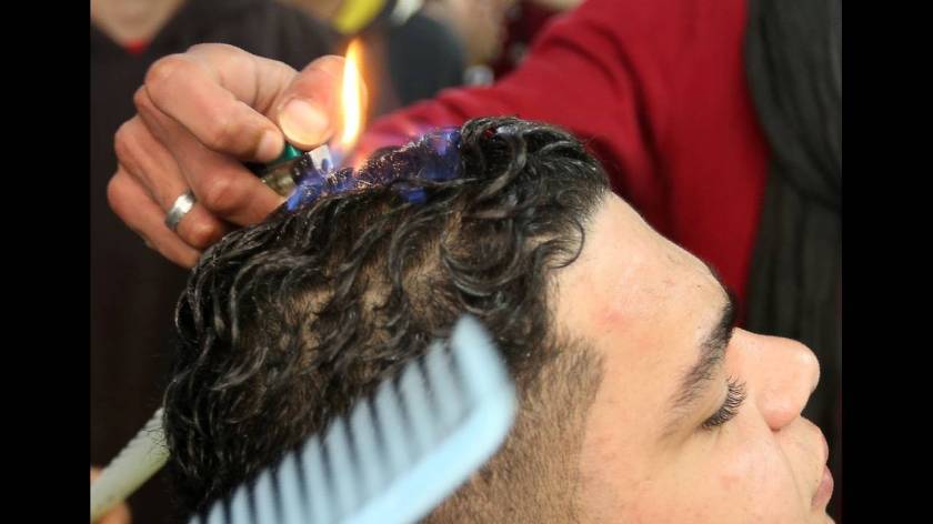 Ο κουρέας της Γάζας που βάζει φωτιά στα κεφάλια των πελατών του