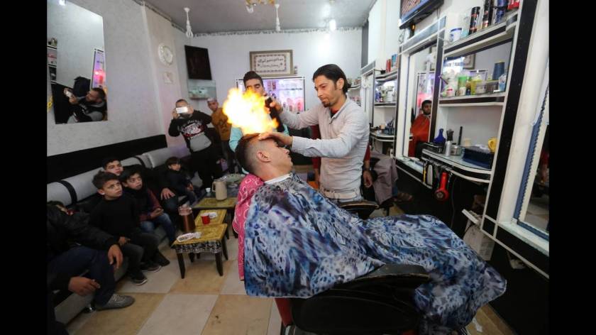 Ο κουρέας της Γάζας που βάζει φωτιά στα κεφάλια των πελατών του