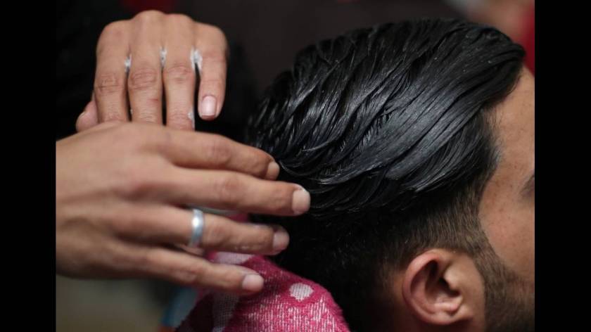 Ο κουρέας της Γάζας που βάζει φωτιά στα κεφάλια των πελατών του