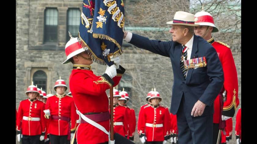 3. Το 1999, ενώ έκανε περιοδεία σε μια εταιρεία κοντά στο Εδιμβούργο της Σκωτίας, είδε έναν κακοφτιαγμένο ηλεκτρικό πίνακα. «Μοιάζει να τον έφτιαξε Ινδός», είπε.