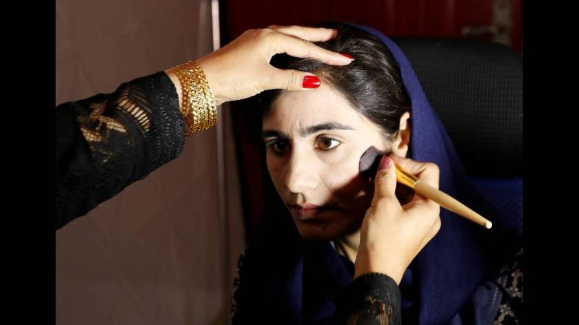 Το Zan TV λειτουργεί με περιορισμένο προϋπολογισμό και χρησιμοποιεί χαμηλού κόστους ψηφιακή τεχνολογία εκπέμποντας από ένα κεντρικό στούντιο στην Καμπούλ. Το επίκεντρό του είναι οι εκπομπές διαλόγου, αλλά υπάρχουν και κάποια προγράμματα για την υγεία και 