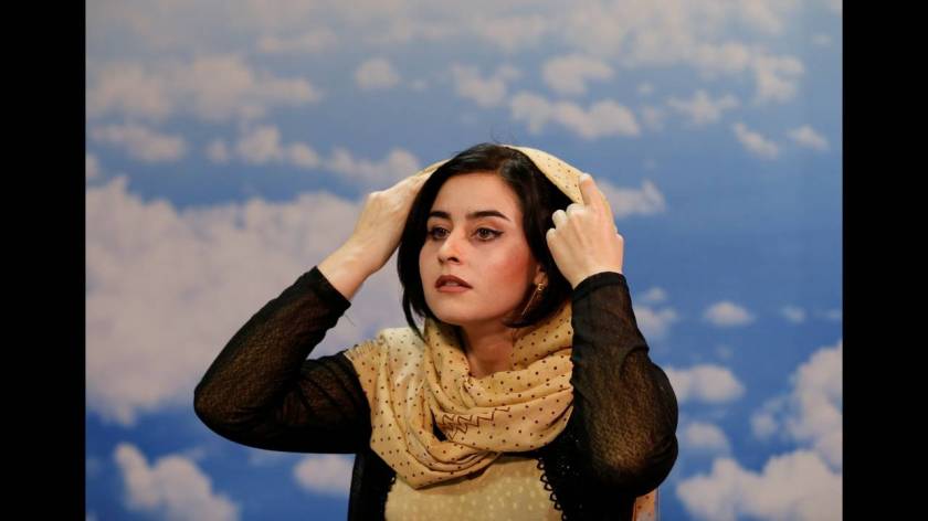 Μολαταύτα, το Αφγανιστάν παραμένει μια από τις δυσκολότερες περιοχές του κόσμου για τις γυναίκες που εργάζονται στα μίντια και σε μια χώρα φτωχή που έχει υποφέρει από τον πόλεμο με ένα τηλεοπτικό τοπίο όπου "συνωστίζονται" περίπου 40 σταθμοί δεν υπάρχει κ