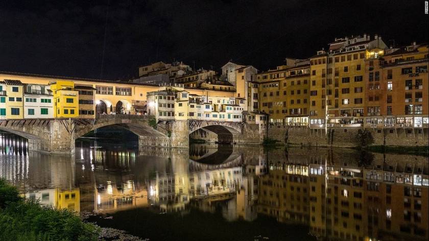 Ponte Vecchio (Παλαιό Γεφύρι), Φλωρεντία: Το Παλαιό Γεφύρι αποτελεί ορόσημο για τη Φλωρεντία και φημίζεται για τα μαγαζιά του.