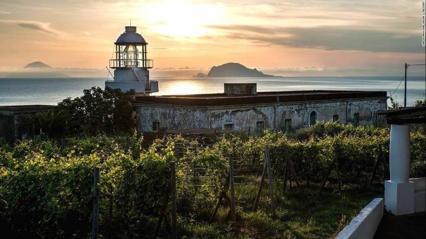 Νησί Σαλίνα, Σικελία: Το Σαλίνα είναι το δεύτερο μεγαλύτερο νησί των Αιολίδων νήσων. Έχει δημιουργηθεί από δύο κύρια ηφαίστεια, το Monte dei Porri και το Monte Fossa delle Felci.