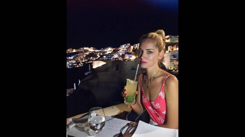 Η Chiara Ferragni στη Σαντορίνη