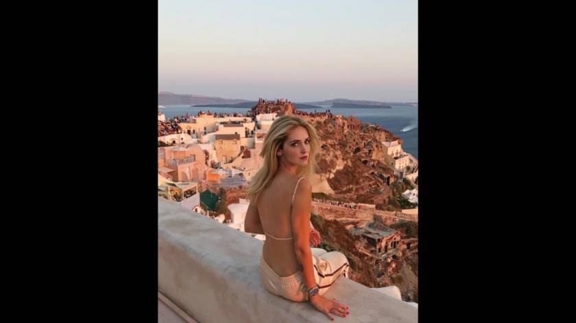 Η Chiara Ferragni στη Σαντορίνη