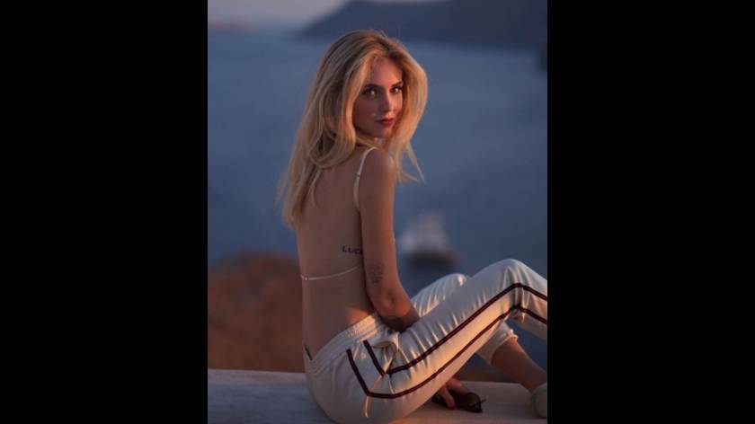 Η Chiara Ferragni στη Σαντορίνη